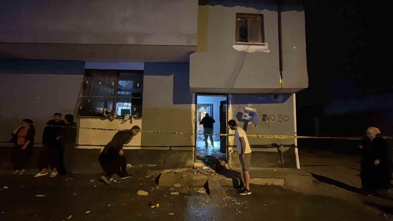 Adana’da 2’si çocuk, 5 kişinin bulunduğu eve el yapımı patlayıcı attılar