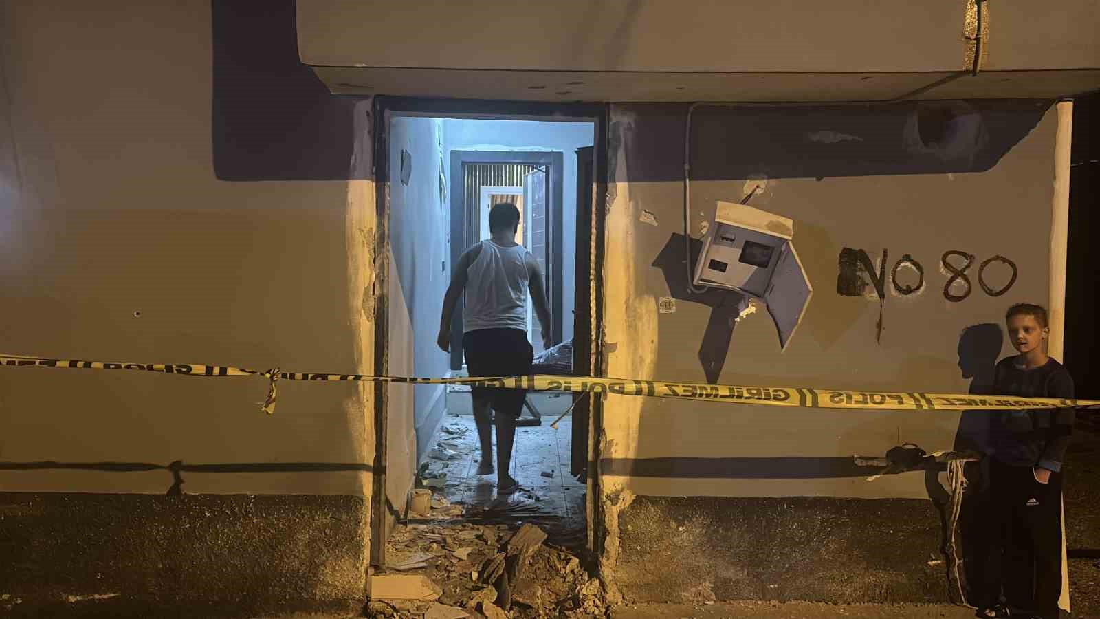 Adana’da 2’si çocuk, 5 kişinin bulunduğu eve el yapımı patlayıcı attılar