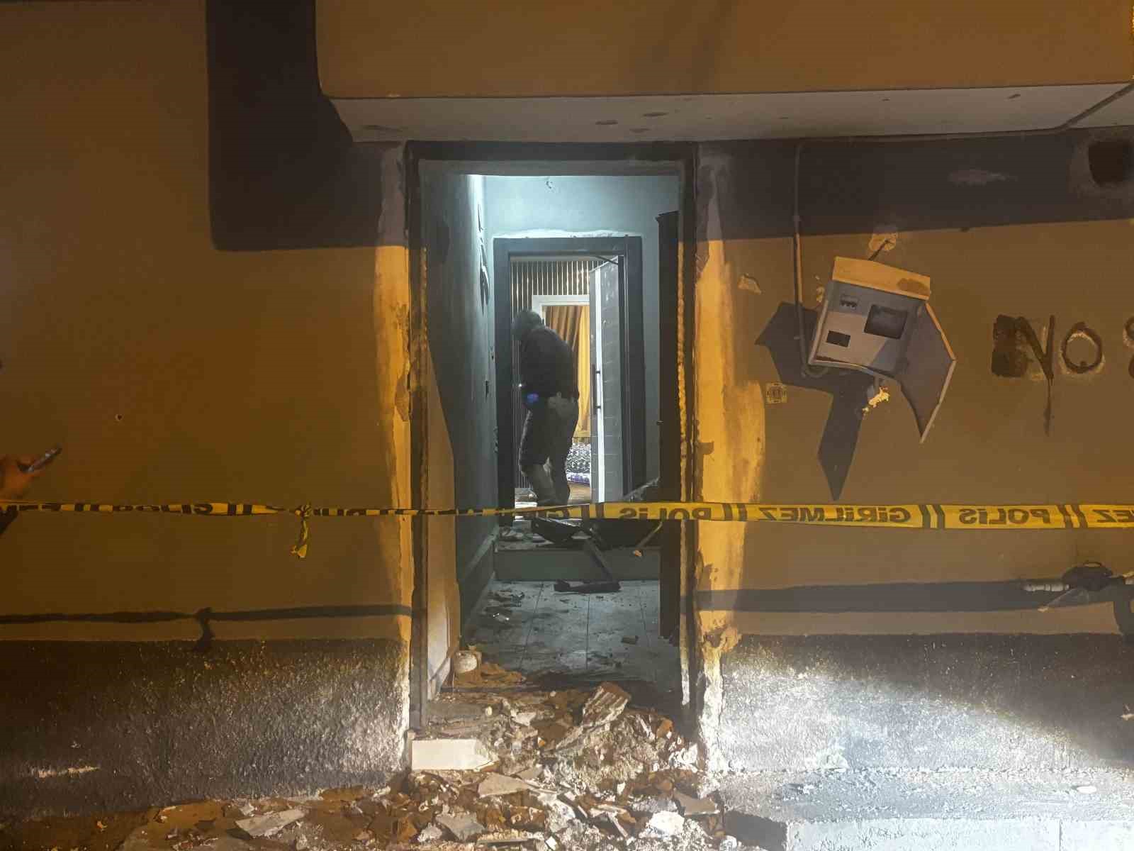 Adana’da 2’si çocuk, 5 kişinin bulunduğu eve el yapımı patlayıcı attılar