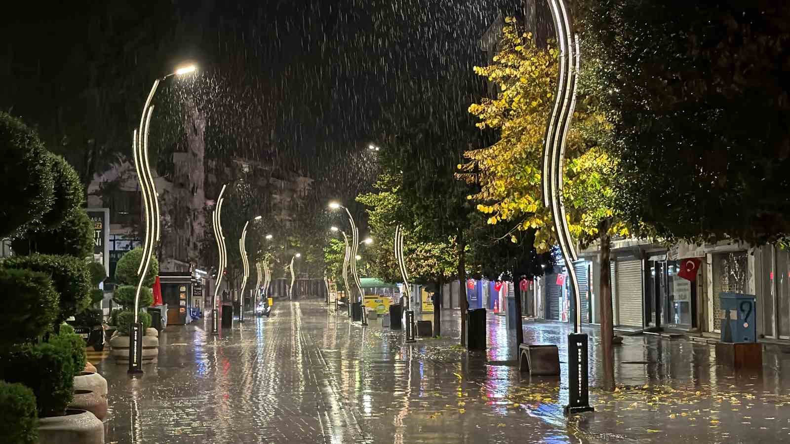 Bolu’da sağanak yağış hayatı olumsuz etkiledi