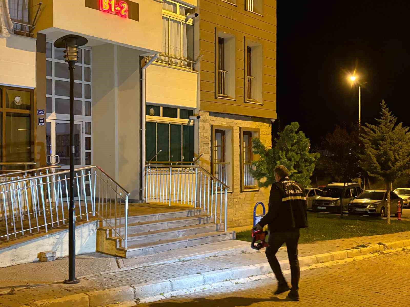 Kayseri’de binanın girişinde çıkan bıçaklı kavgada 2 kişi yaralandı