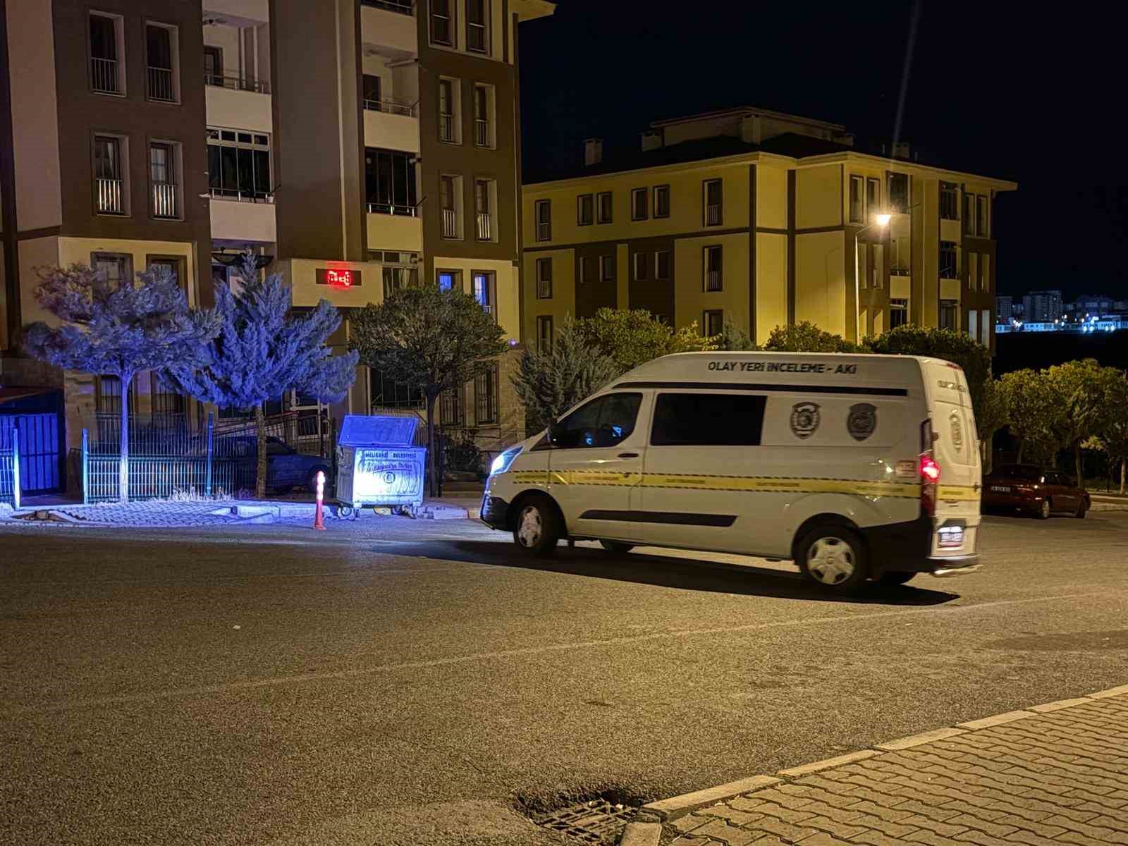 Kayseri’de binanın girişinde çıkan bıçaklı kavgada 2 kişi yaralandı