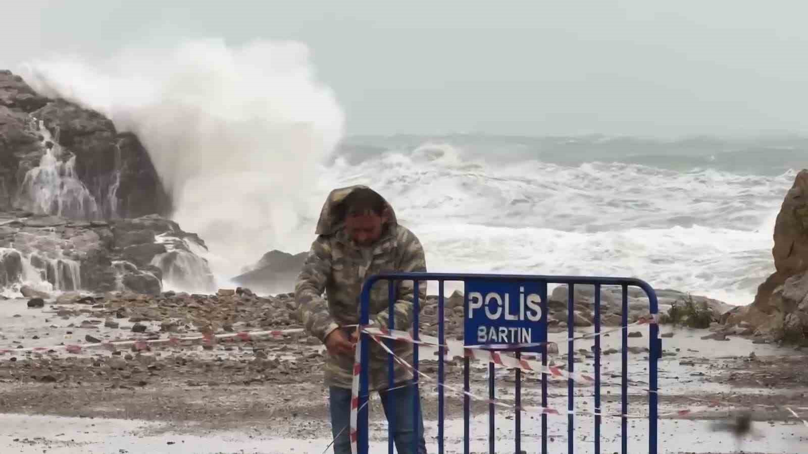Amasra’da dalga boyu 10 metreyi aştı