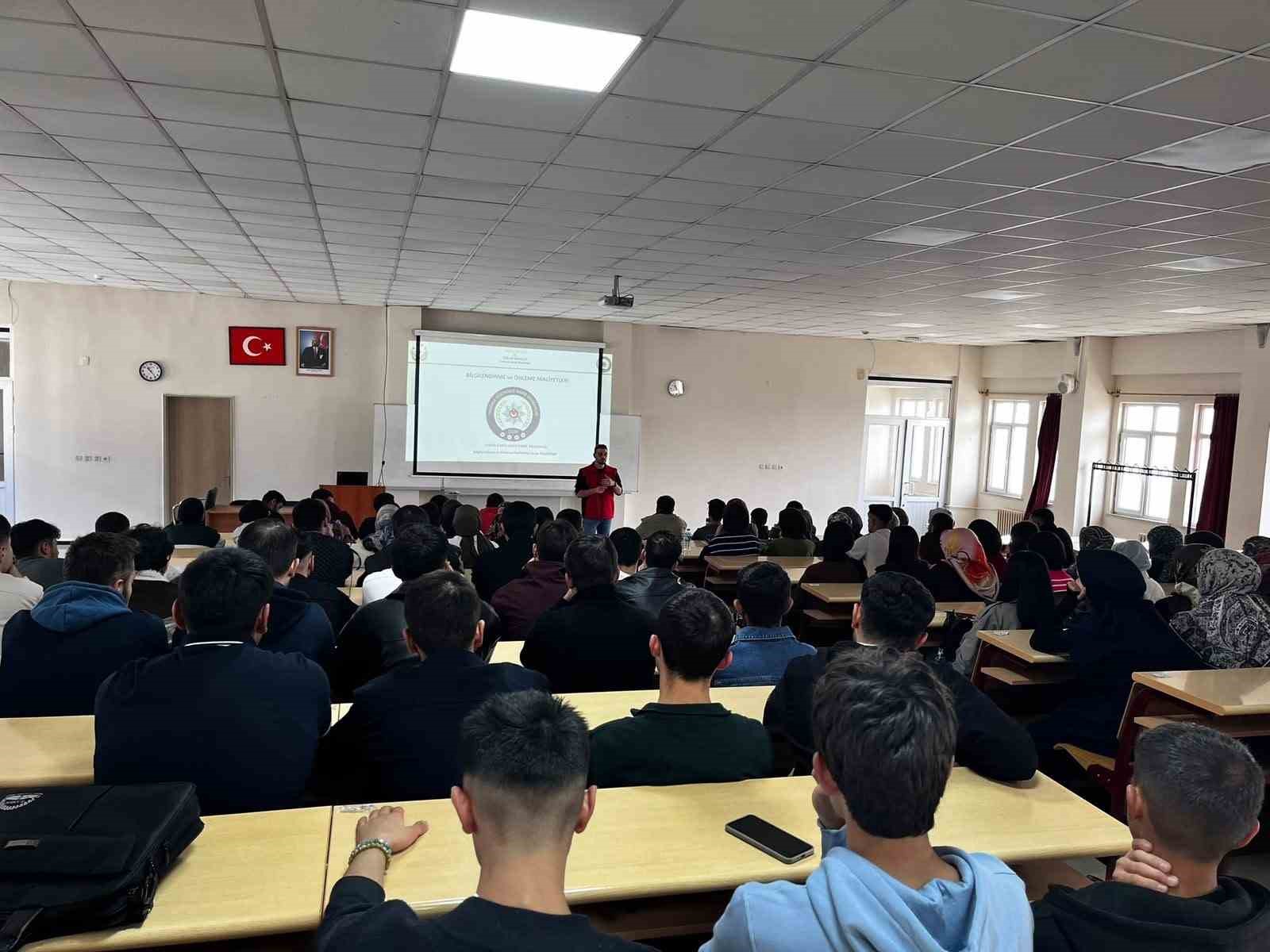Kars’ta bin 985 üniversite öğrencisine "El Ele Güvenli Geleceğe" semineri