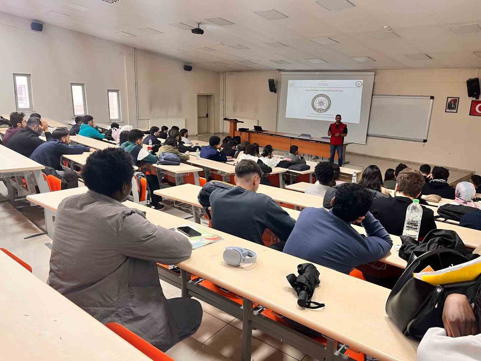 Kars’ta bin 985 üniversite öğrencisine "El Ele Güvenli Geleceğe" semineri