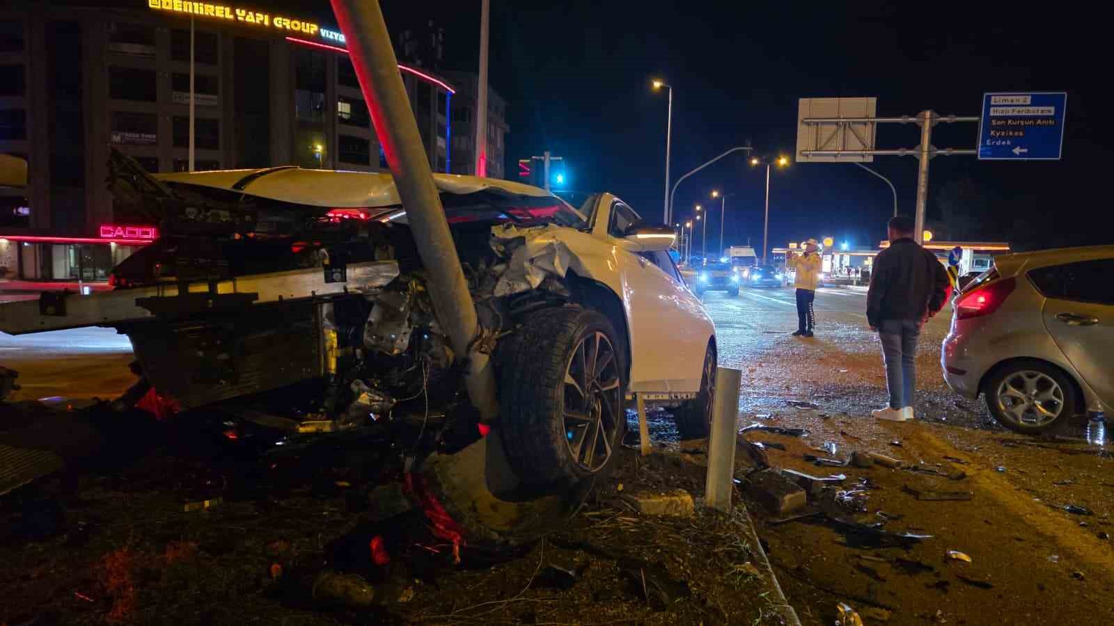Bandırma Hastane Kavşağı’nda trafik kazası: 3 yaralı