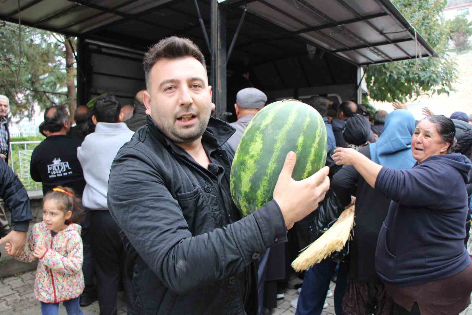 Sezonun son karpuzlarını ücretsiz dağıttı, 5 dakikada tükendi