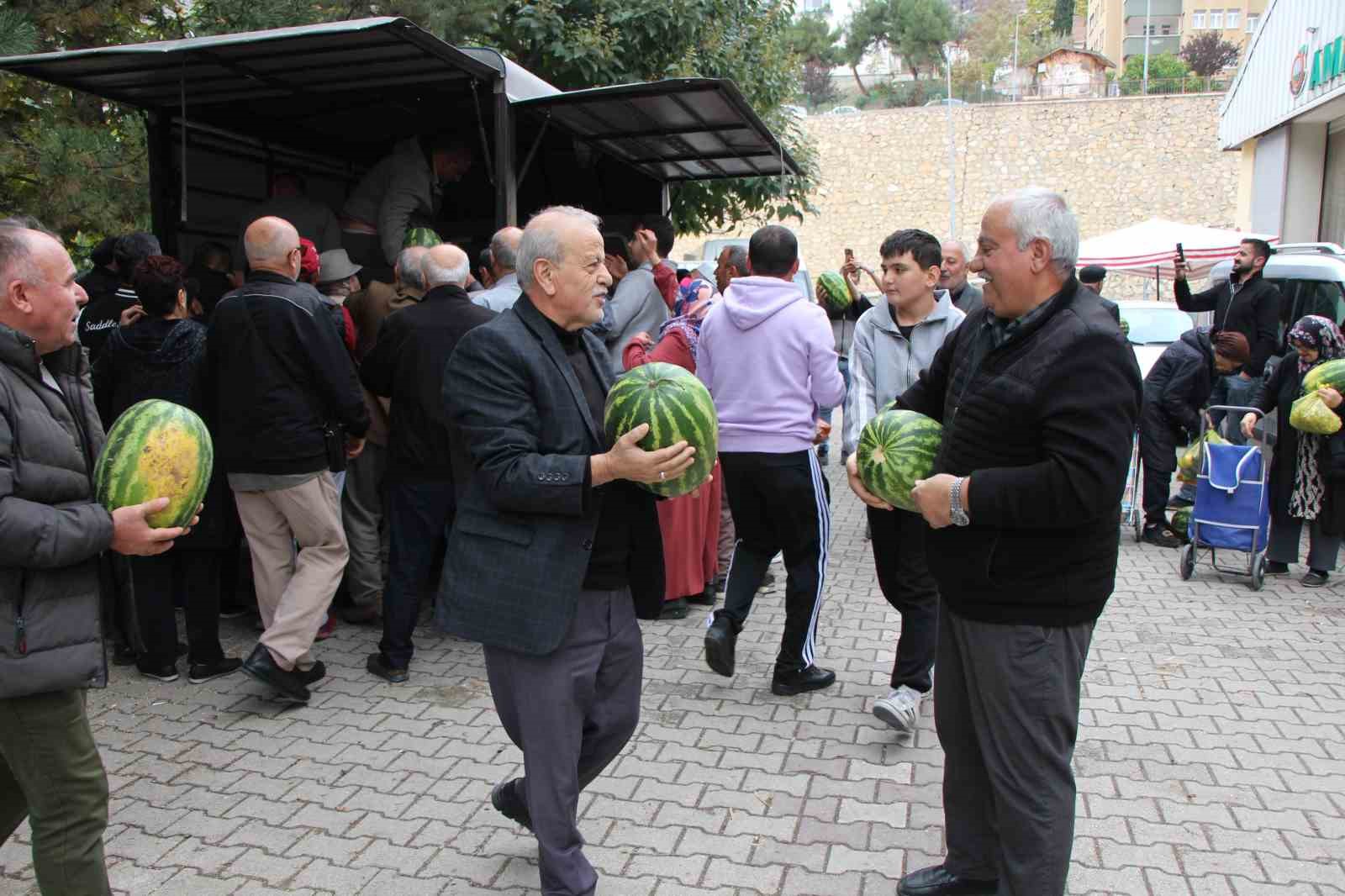 Sezonun son karpuzlarını ücretsiz dağıttı, 5 dakikada tükendi