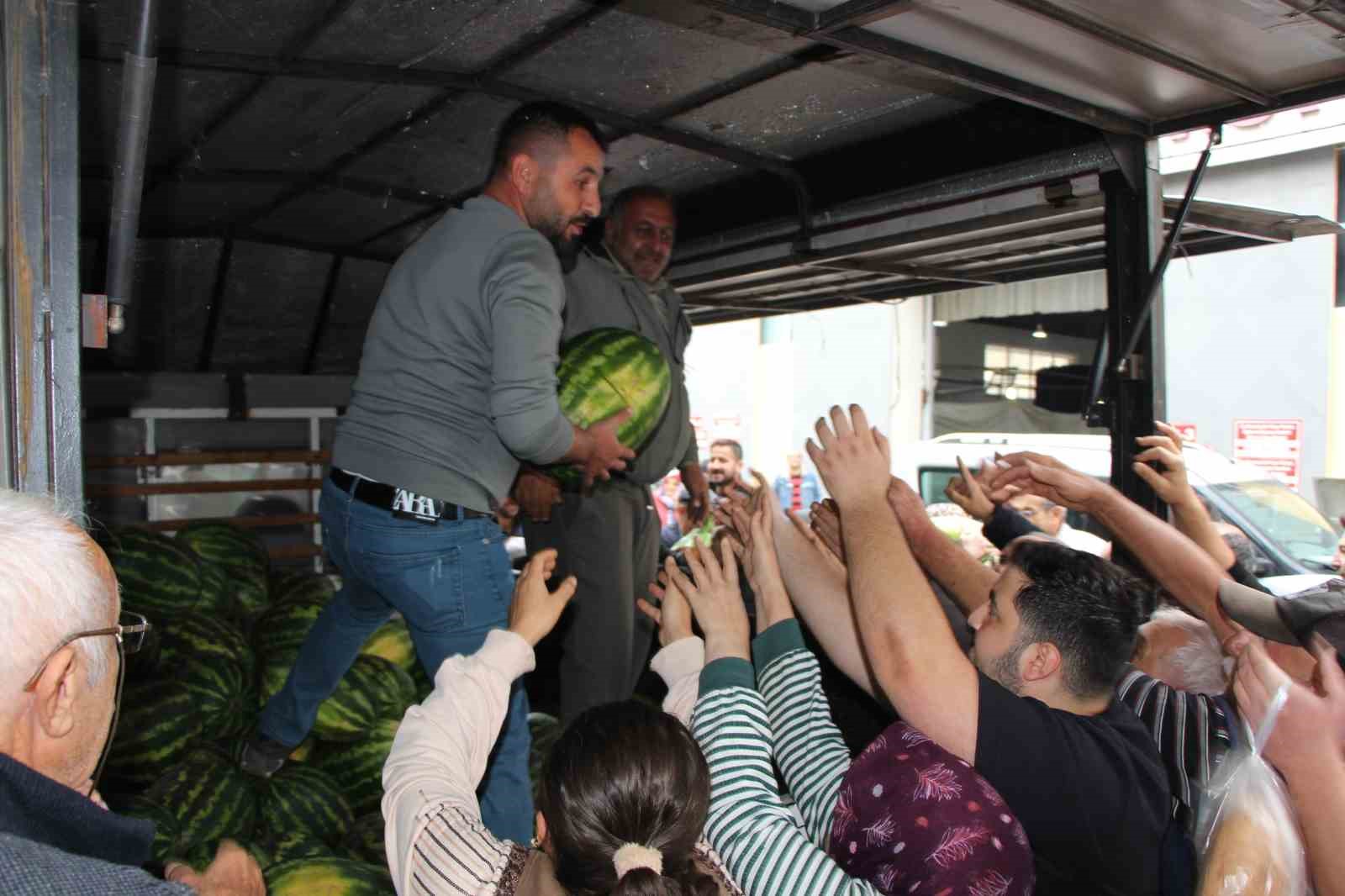 Sezonun son karpuzlarını ücretsiz dağıttı, 5 dakikada tükendi