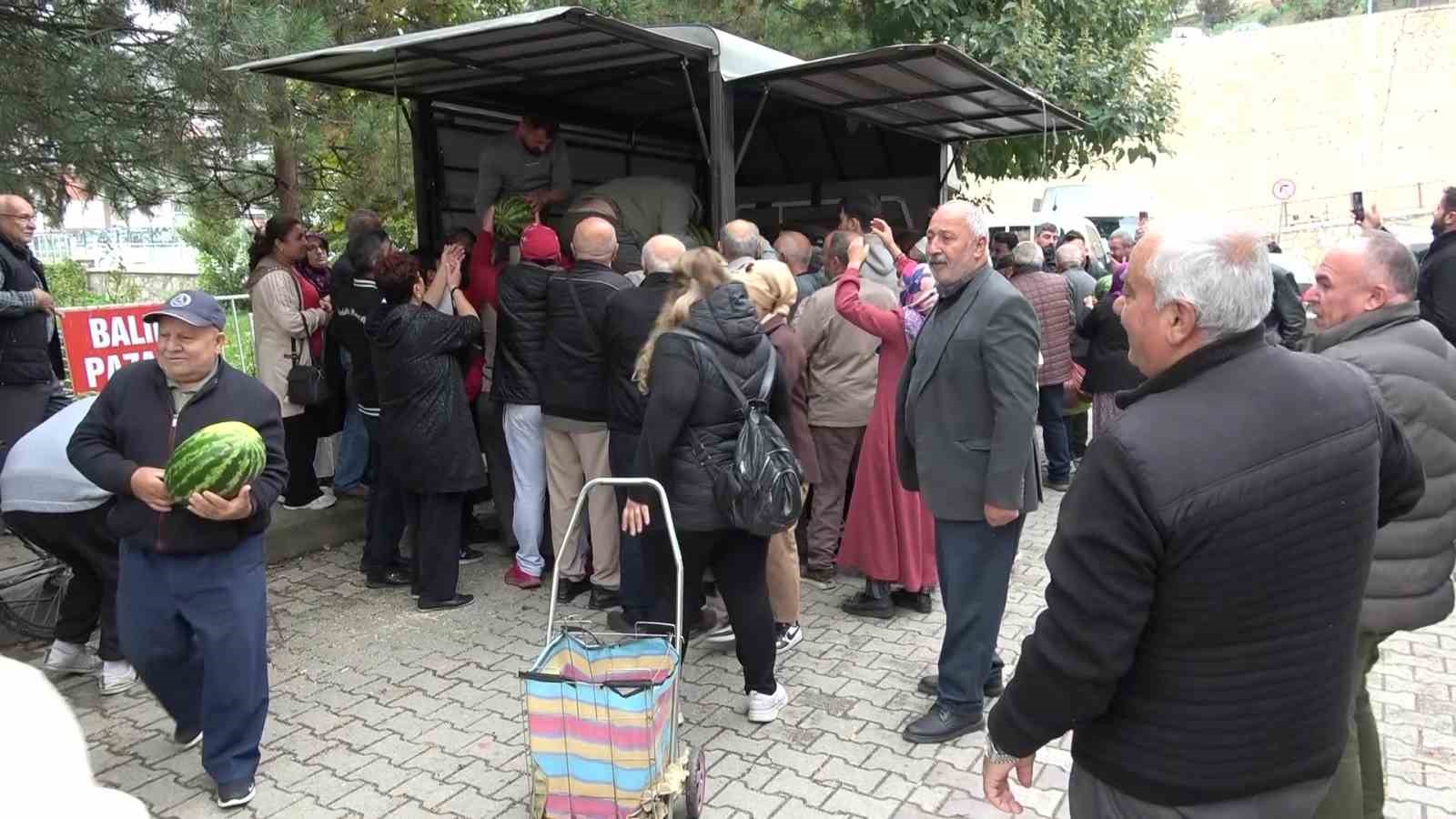 Sezonun son karpuzlarını ücretsiz dağıttı, 5 dakikada tükendi