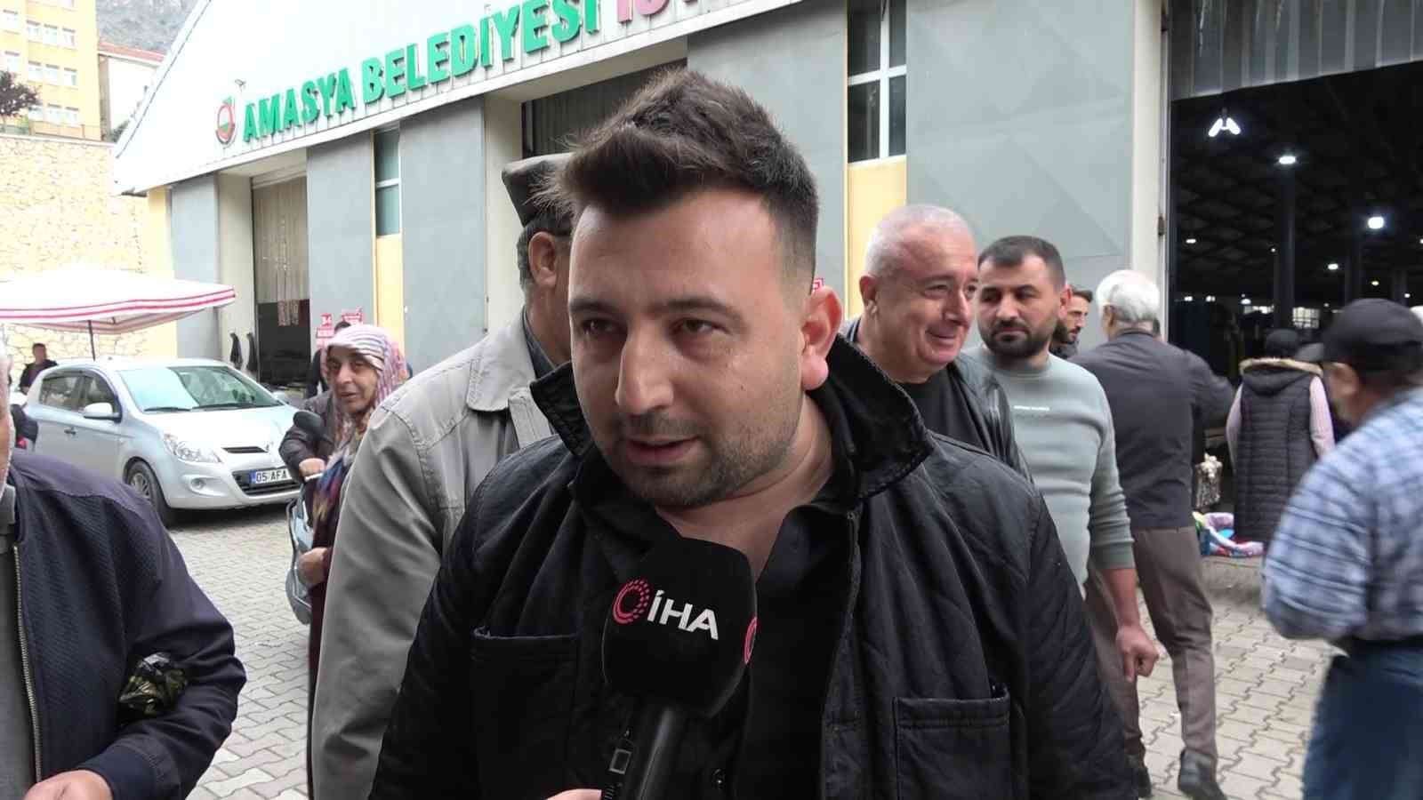 Sezonun son karpuzlarını ücretsiz dağıttı, 5 dakikada tükendi