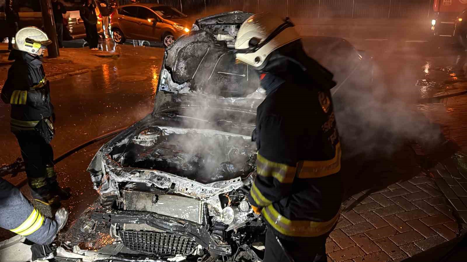 Kaza sonrası 2.27 promil alkollü sürücü yanan aracını sigara içerek izledi