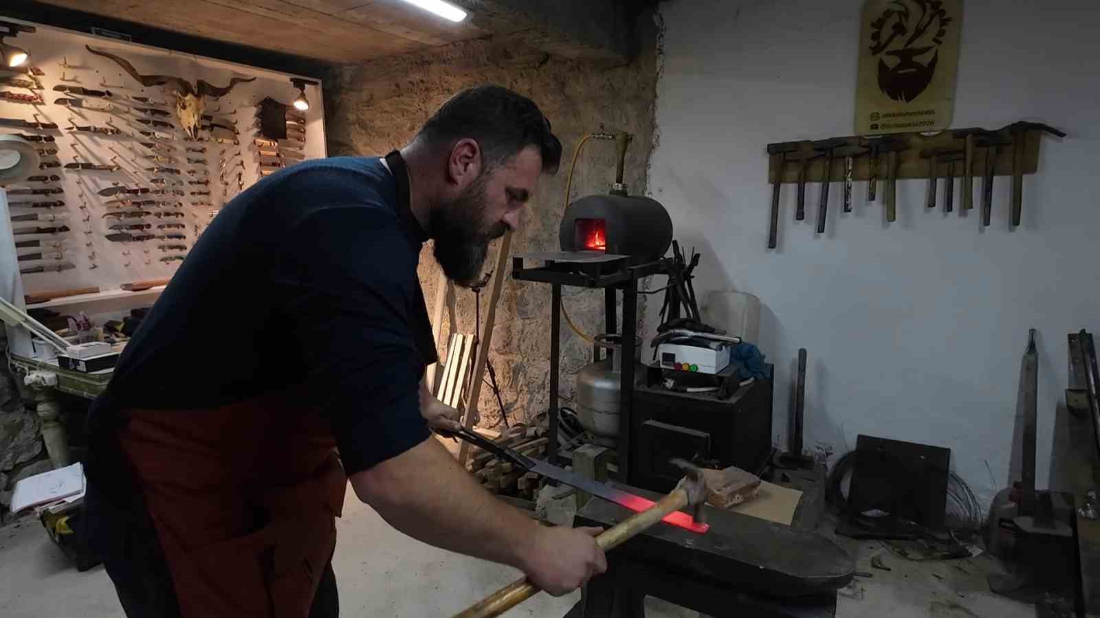 Hayalini odunlukta gerçekleştirdi: Hurda metalleri sanata dönüştürüyor