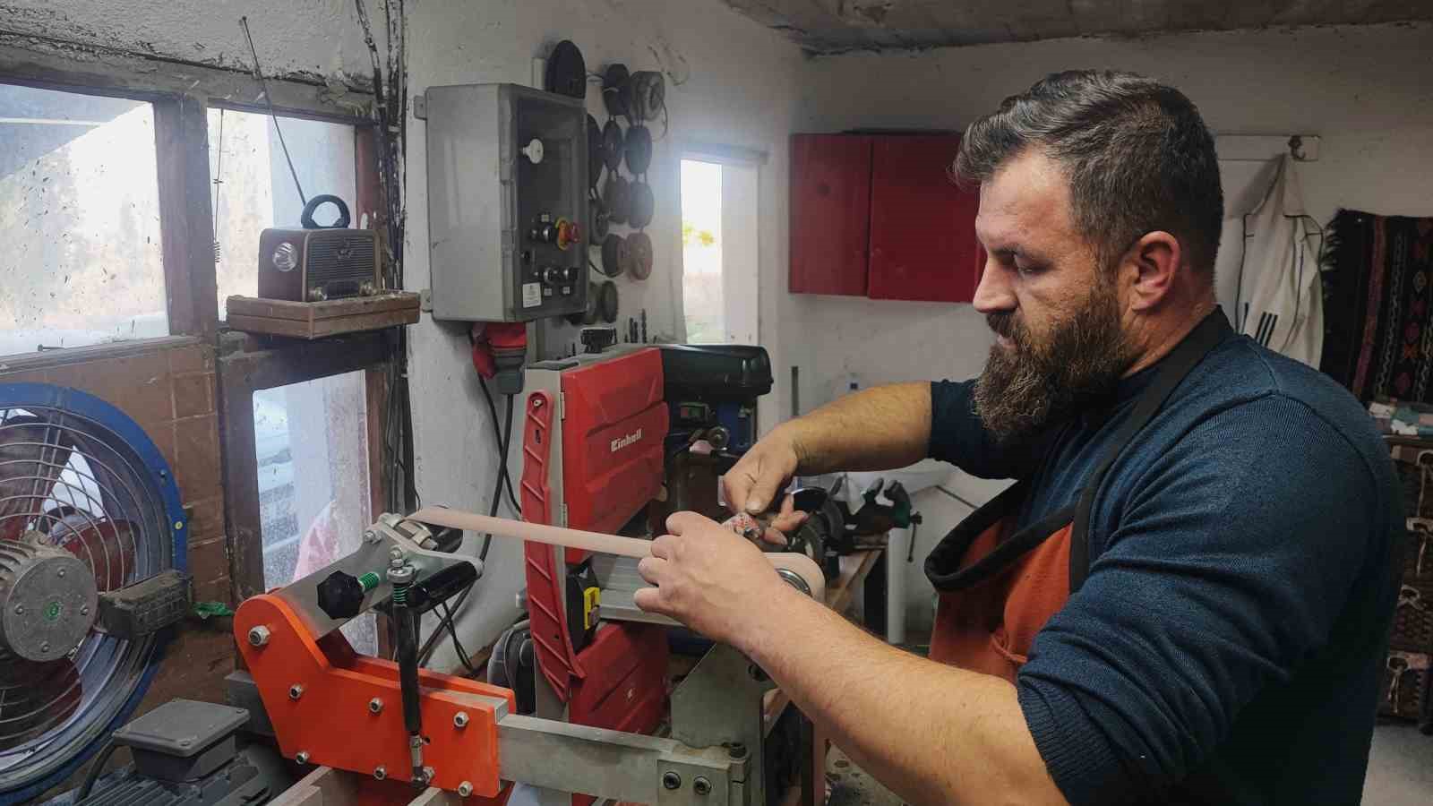Hayalini odunlukta gerçekleştirdi: Hurda metalleri sanata dönüştürüyor