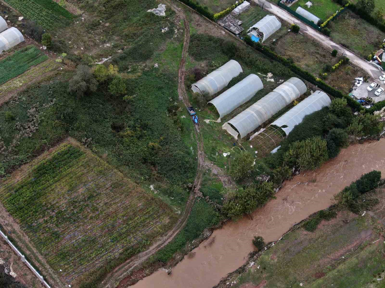 Kocaeli’de sele kapılan 2 kişiyi arama çalışmaları dronla görüntülendi
