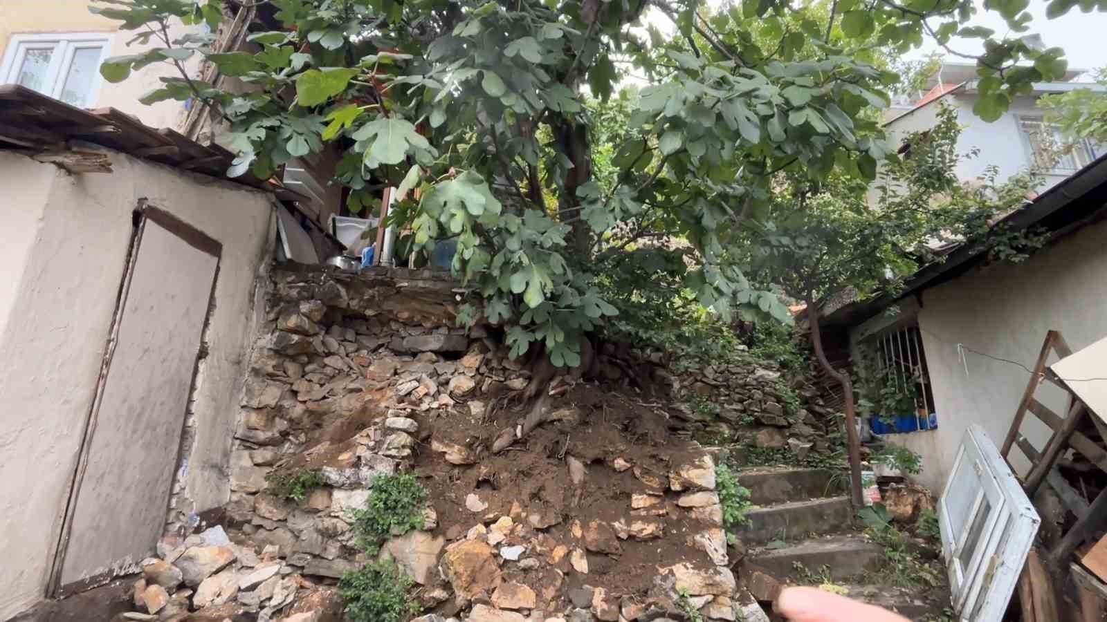 Yağmurdan dolayı toprak kaydı, taşlar devrildi