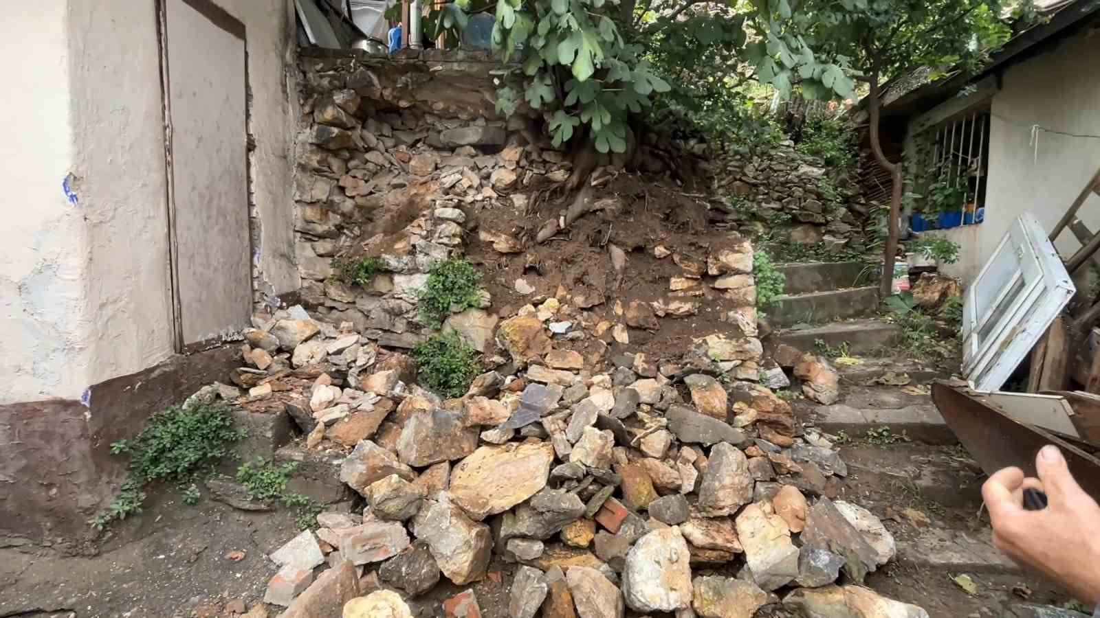 Yağmurdan dolayı toprak kaydı, taşlar devrildi
