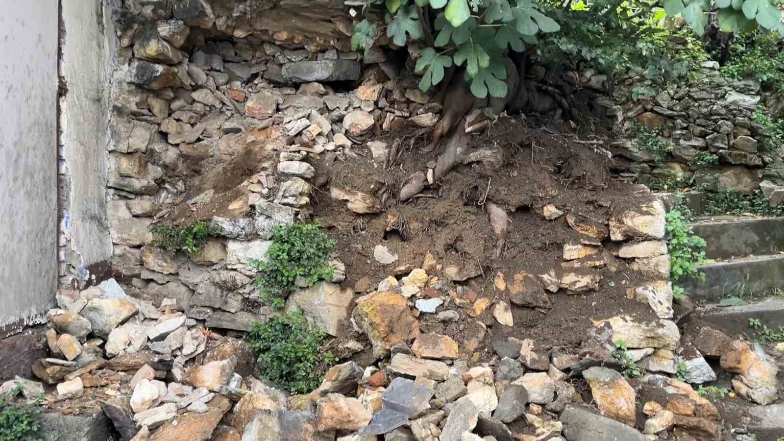 Yağmurdan dolayı toprak kaydı, taşlar devrildi