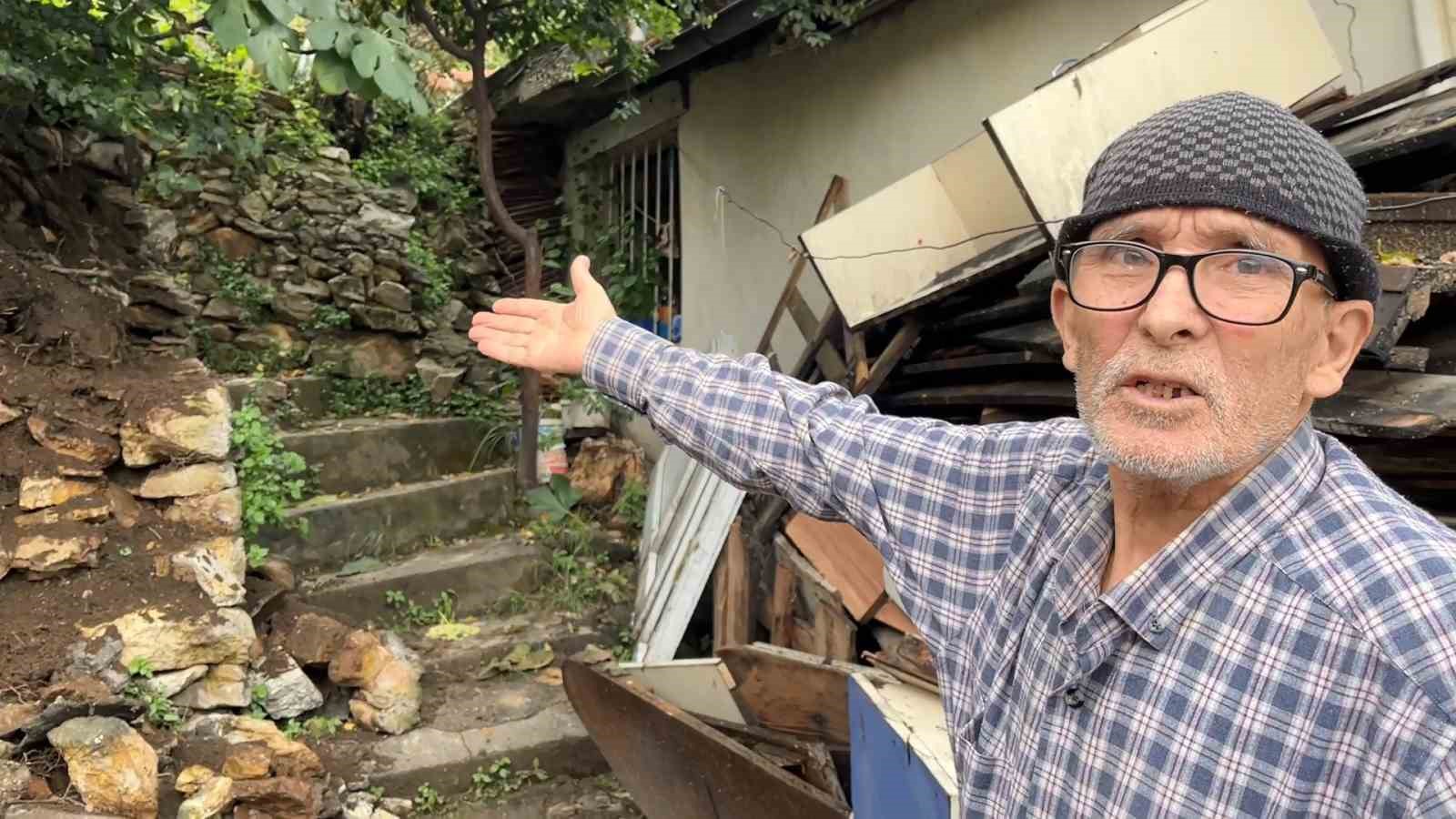 Yağmurdan dolayı toprak kaydı, taşlar devrildi