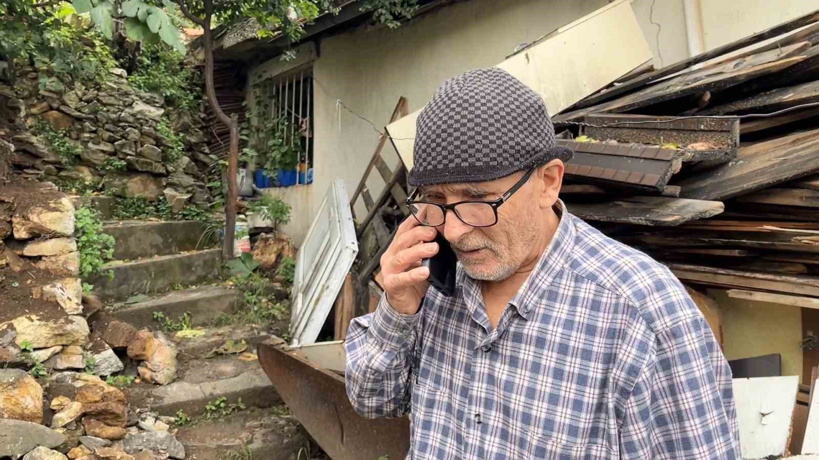 Yağmurdan dolayı toprak kaydı, taşlar devrildi