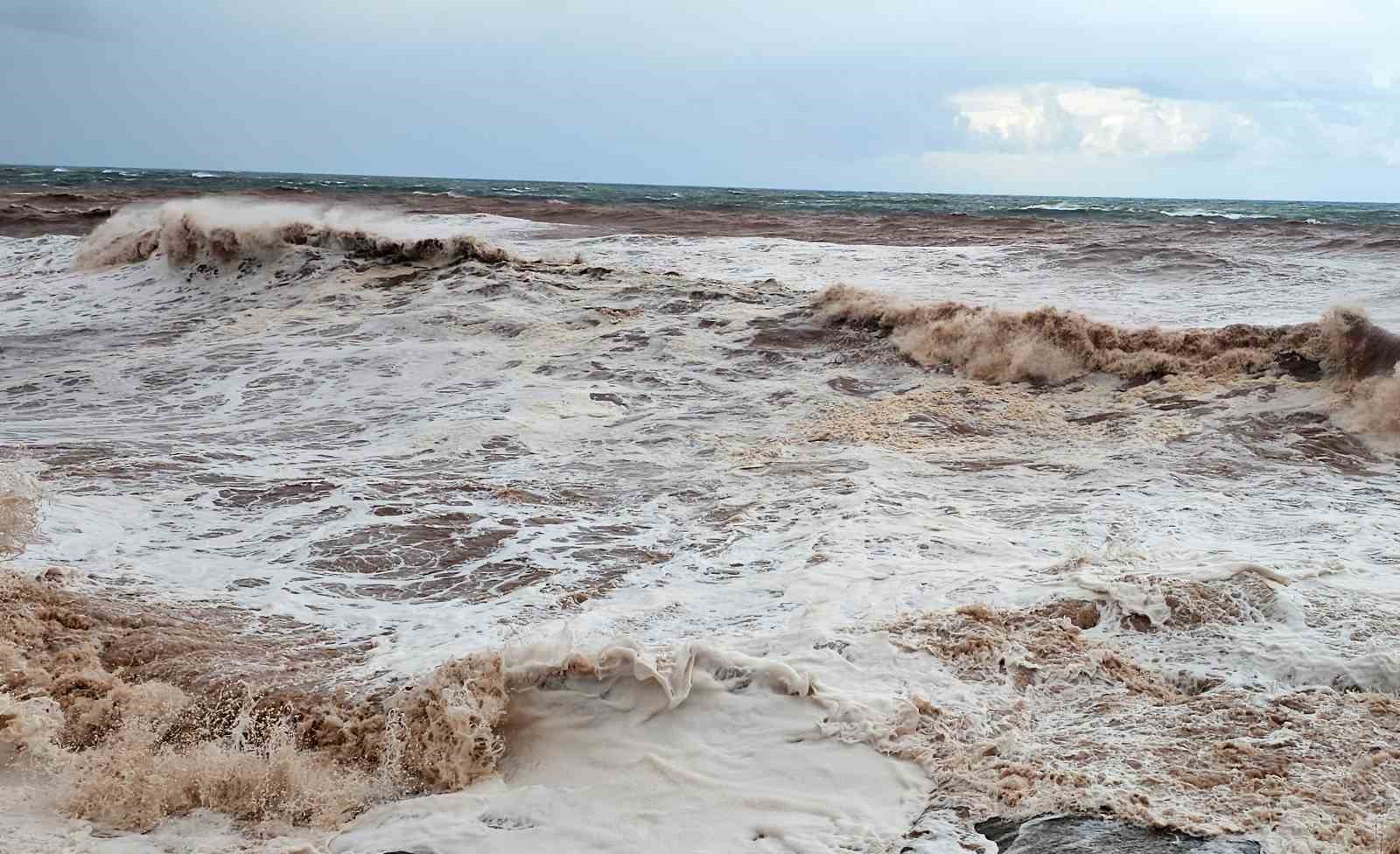 Kastamonu’nun sahil ilçelerinde fırtına hayatı olumsuz etkiledi