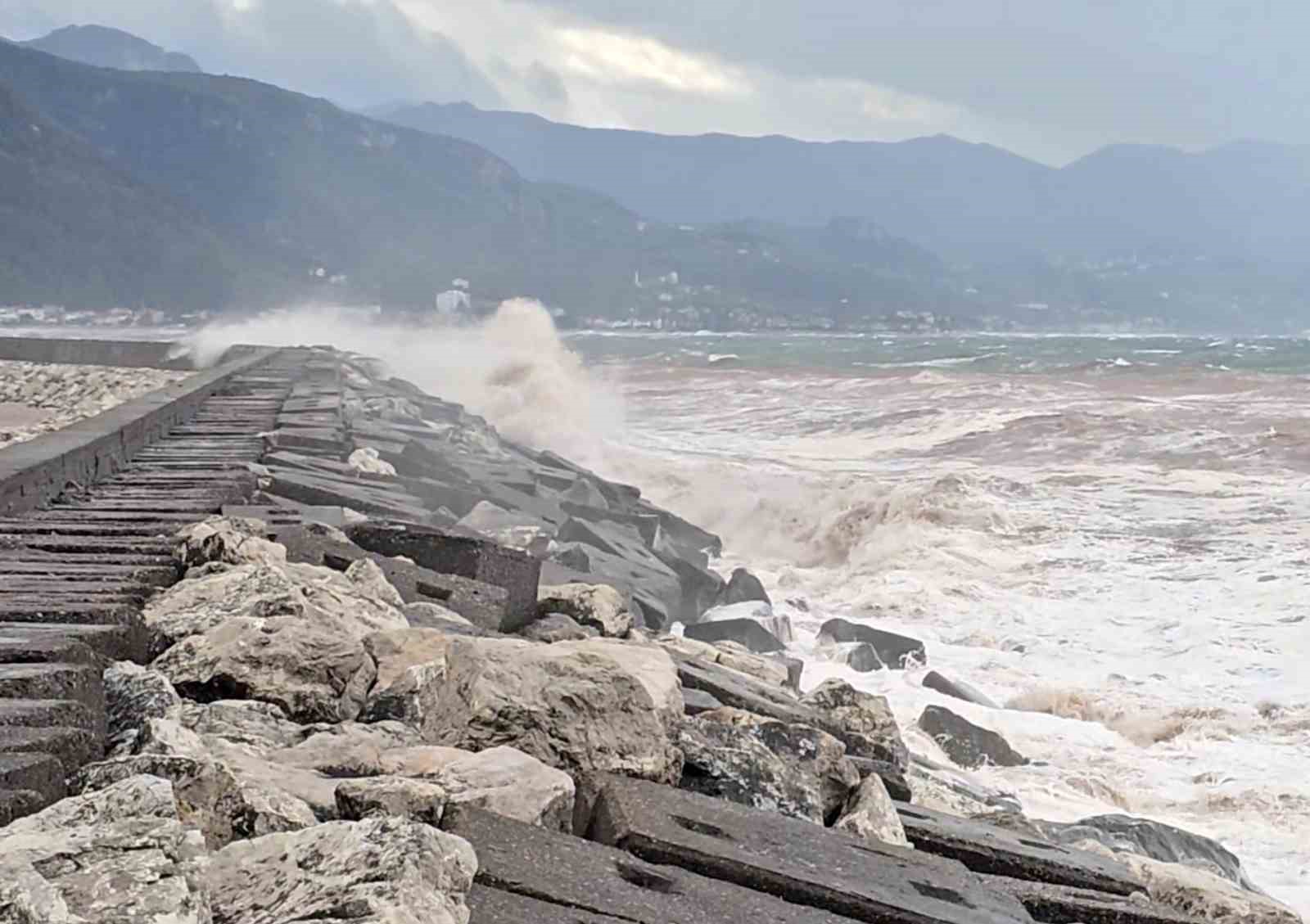 Kastamonu’nun sahil ilçelerinde fırtına hayatı olumsuz etkiledi