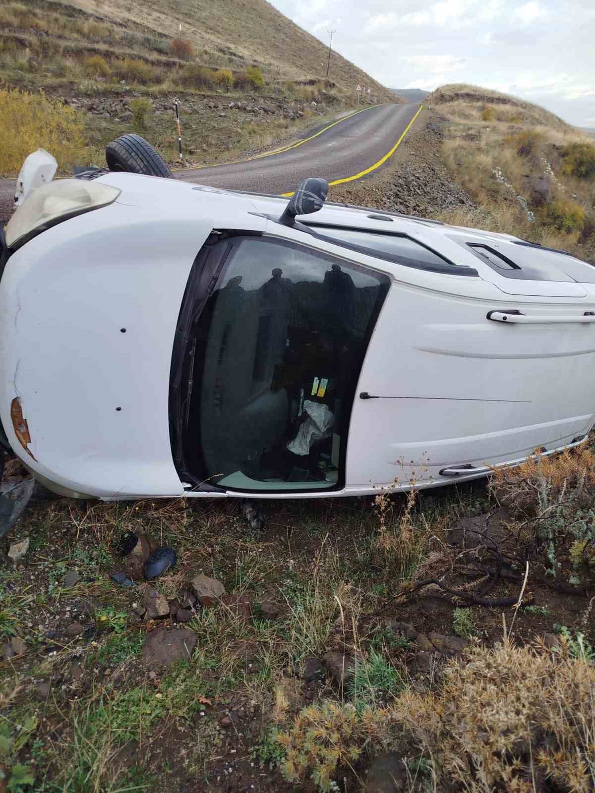 Takla atan otomobil korkuttu: 2 kişi yaralandı