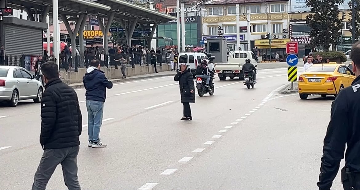 Çocuğunu göremeyen kadın boynuna bıçak dayadı, ekipler ikna etti