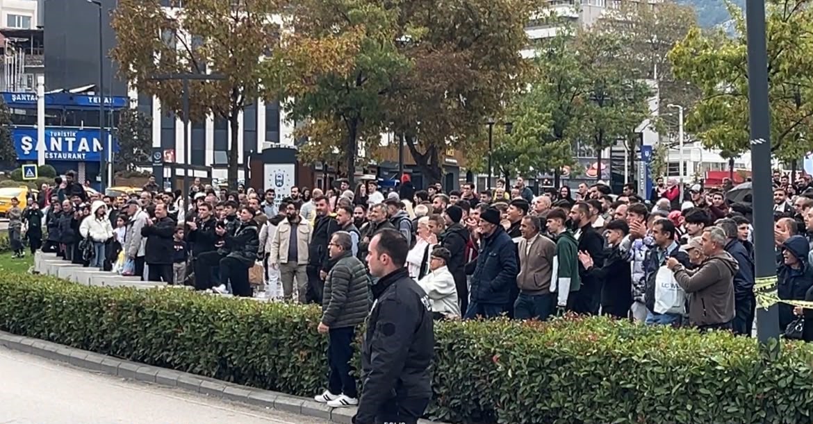 Çocuğunu göremeyen kadın boynuna bıçak dayadı, ekipler ikna etti