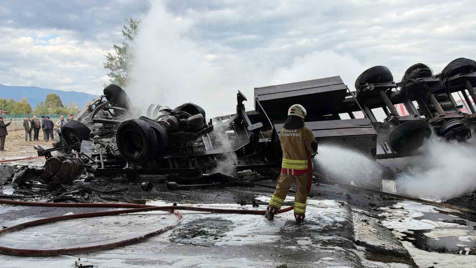Lastiği patlatan tır köprüden uçarak alev topuna döndü