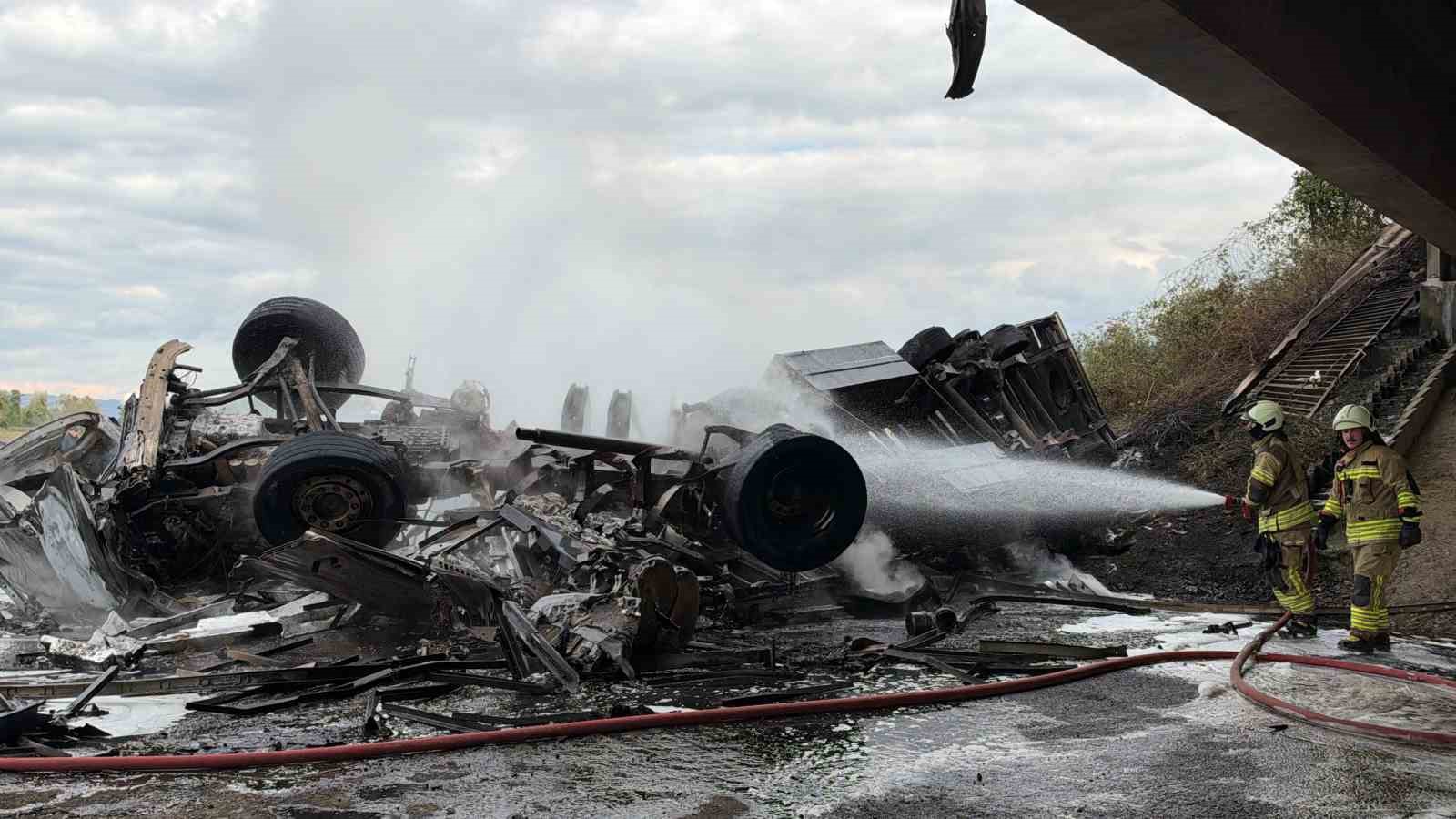 Lastiği patlatan tır köprüden uçarak alev topuna döndü