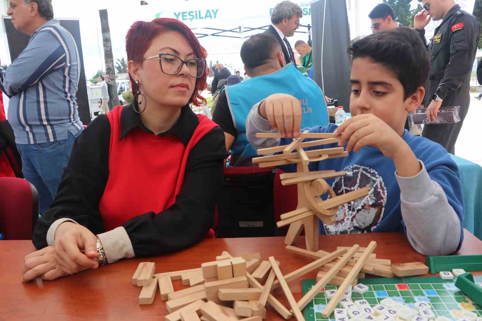 Adana’da aileler bağımlılığa karşı festivalde buluştu