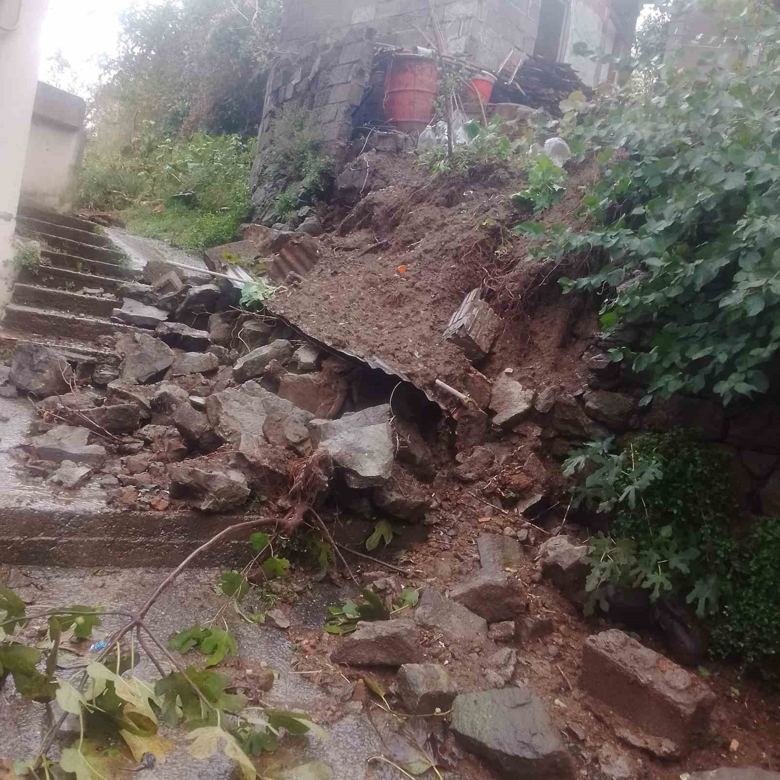 Karadeniz Ereğli’de aşırı yağış duvarı çökertti