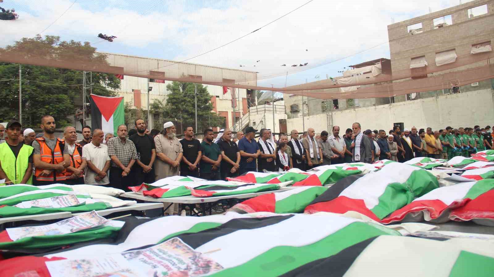 Gazze’de 3 yıl sonra enkazdan çıkarılan 75 Filistinli için cenaze töreni