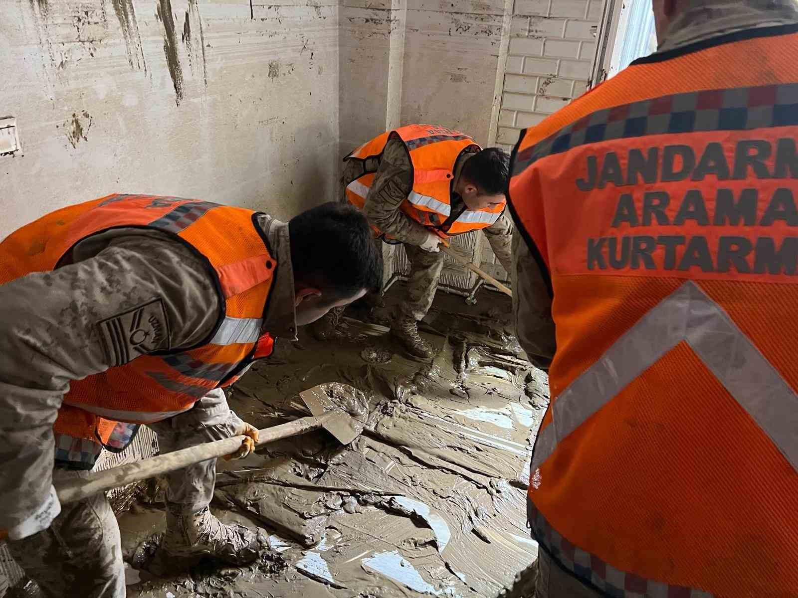 İstanbul’daki sel sonrası jandarma ekipleri 8 ev, 17 depo ve su kanalını temizledi
