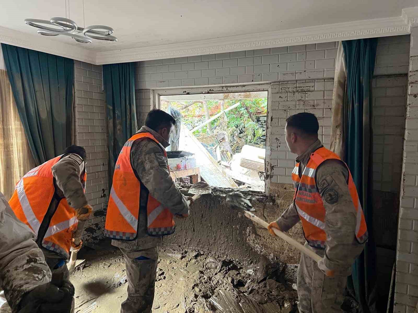 İstanbul’daki sel sonrası jandarma ekipleri 8 ev, 17 depo ve su kanalını temizledi