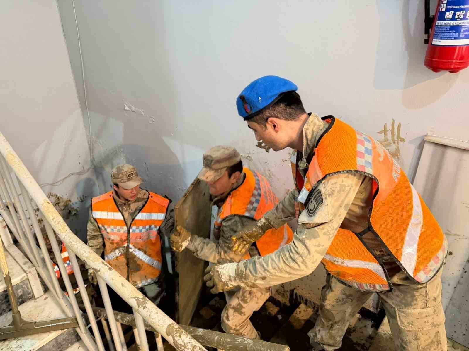 İstanbul’daki sel sonrası jandarma ekipleri 8 ev, 17 depo ve su kanalını temizledi