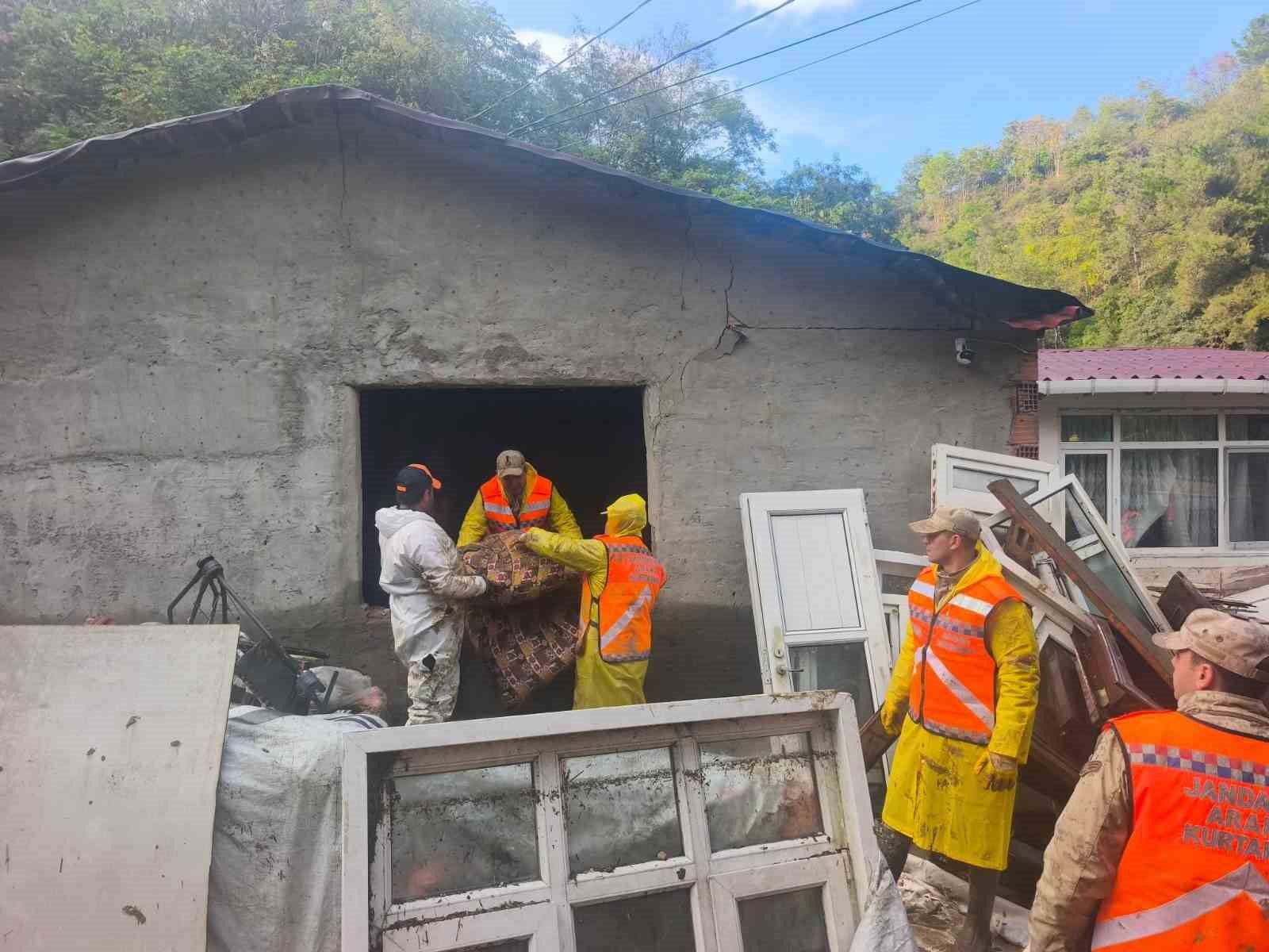İstanbul’daki sel sonrası jandarma ekipleri 8 ev, 17 depo ve su kanalını temizledi