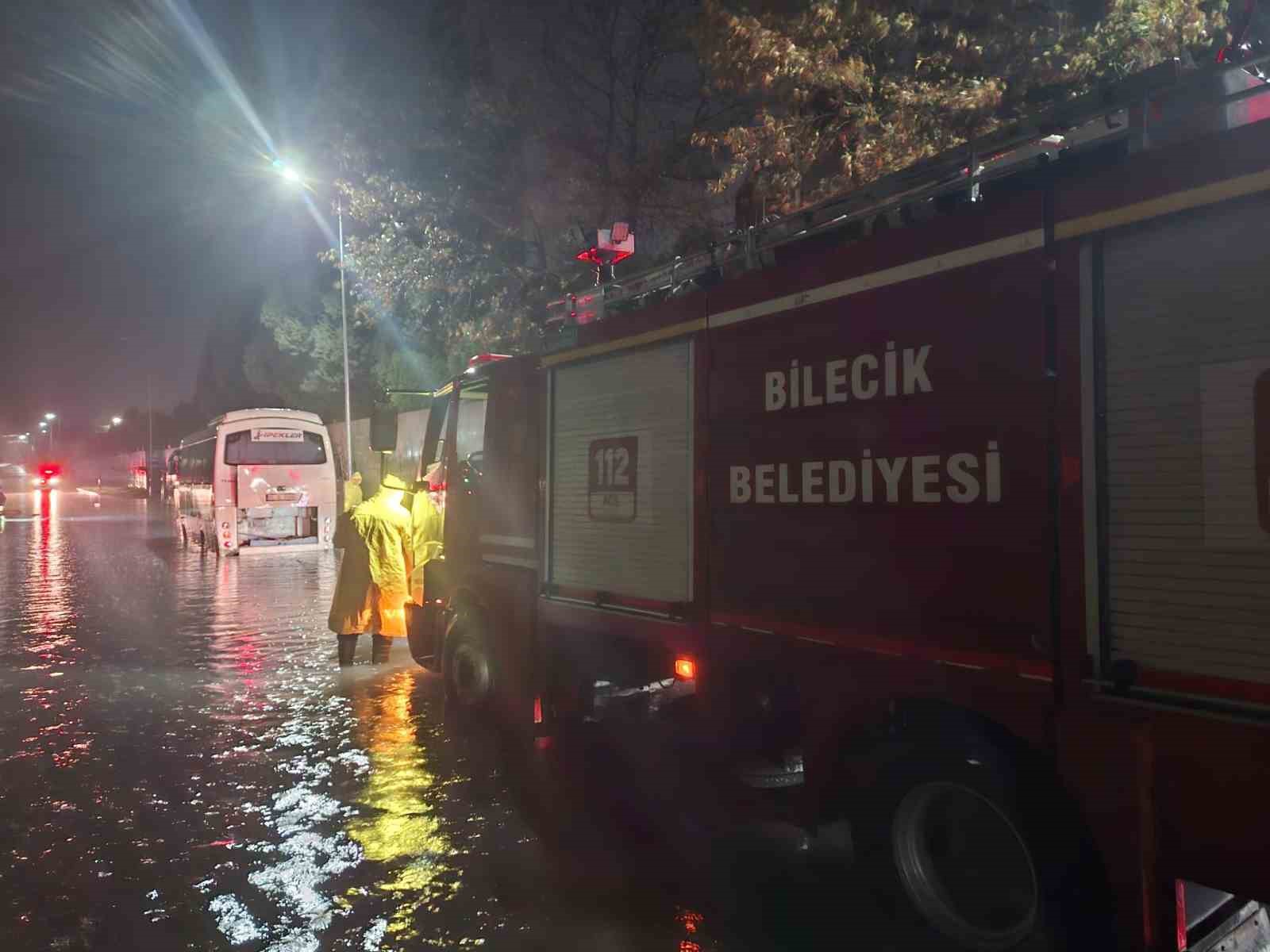 Su birikintisinde mahsur kalan işçi servisini AFAD ve itfaiye kurtardı