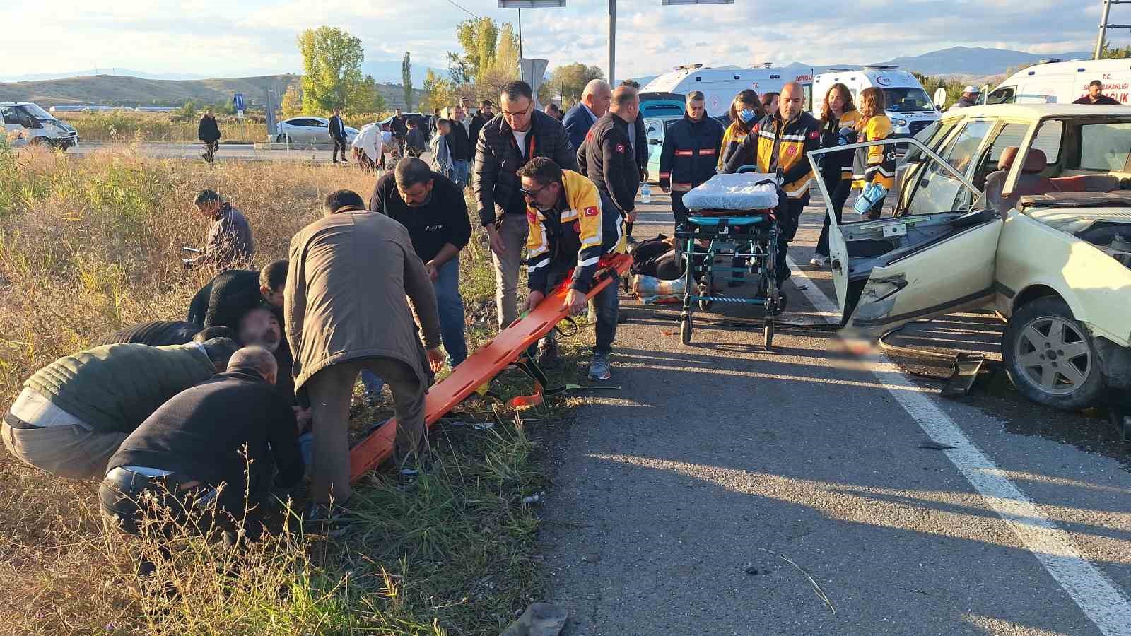Çorum’da iki otomobil çarpıştı: 7 yaralı