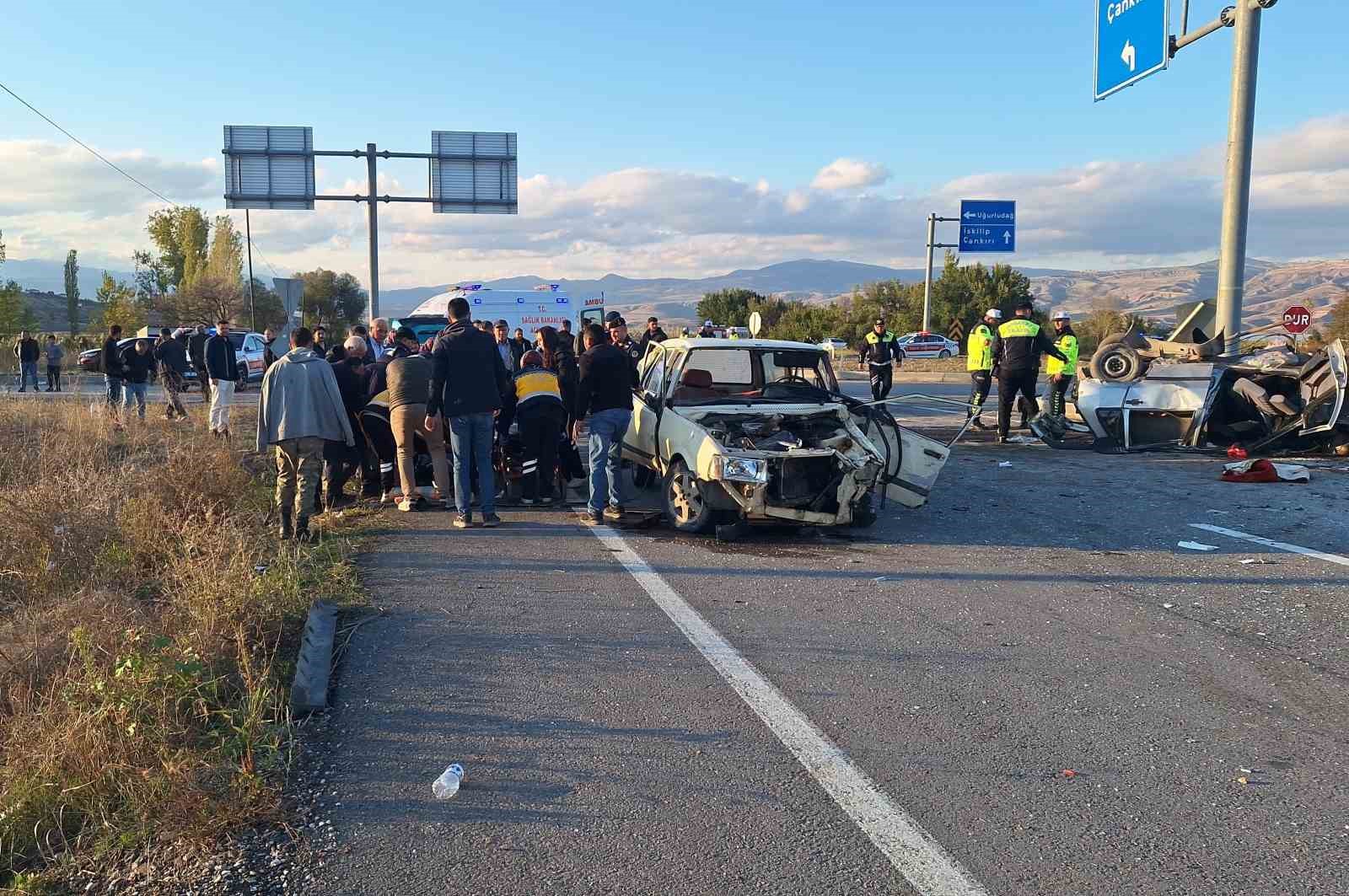 Çorum’da iki otomobil çarpıştı: 7 yaralı