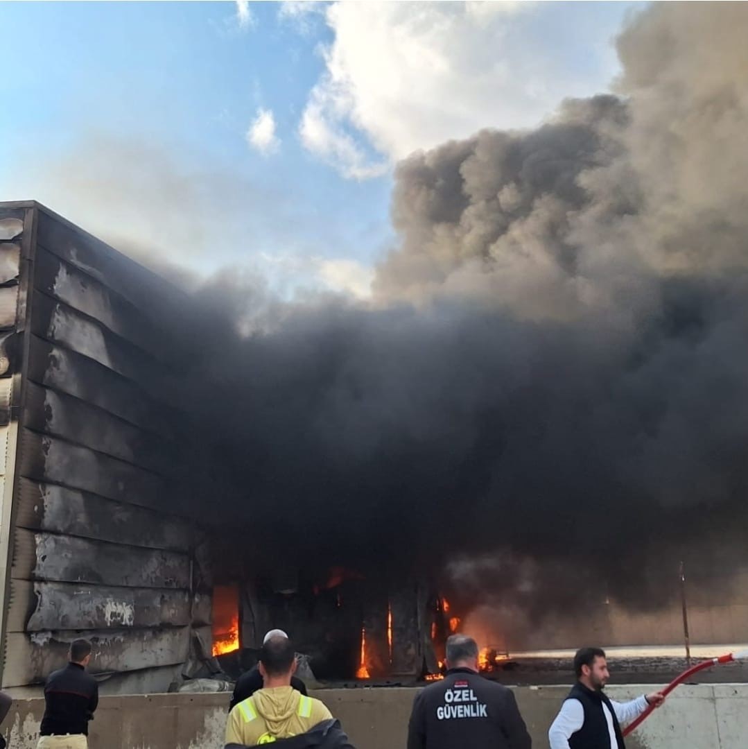 Kırklareli’nde ilaç fabrikasındaki yangın 3 saatte kontrol altına alındı