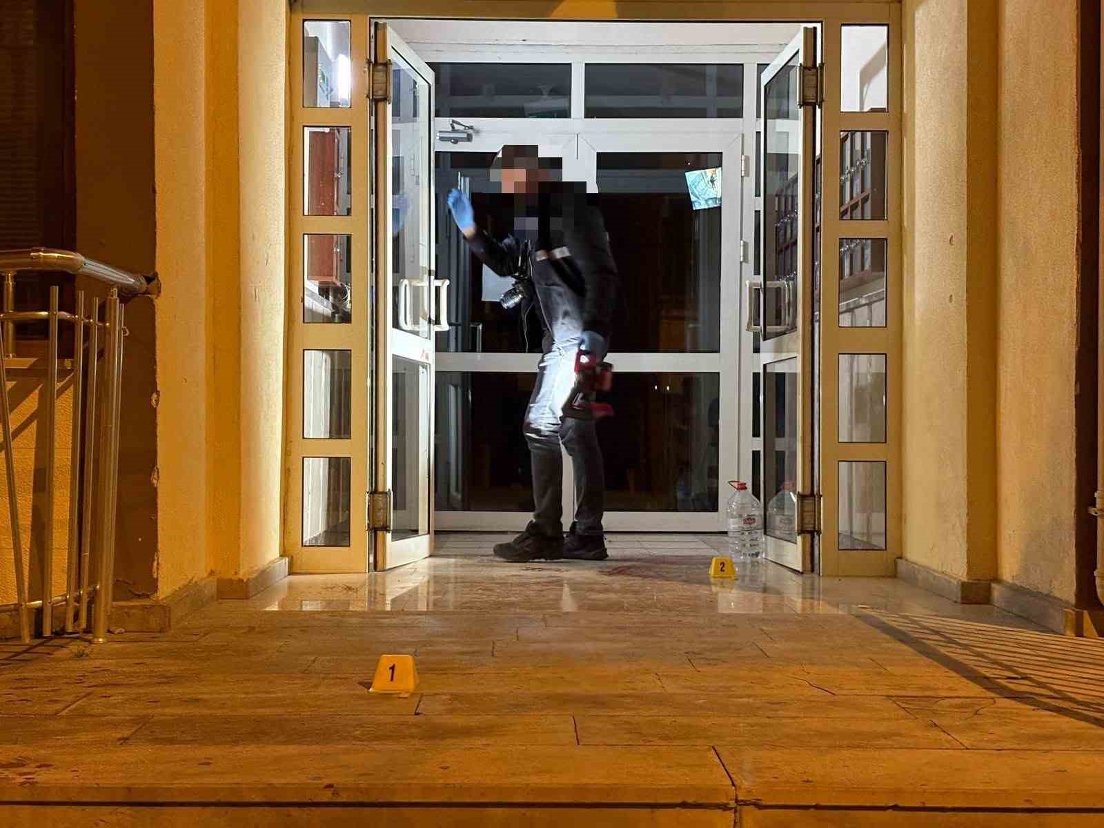 Binanın önündeki bıçaklı kavga ‘hesap’ yüzünden çıkmış