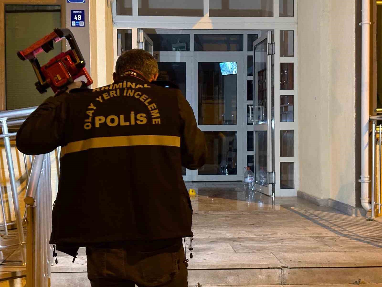 Binanın önündeki bıçaklı kavga ‘hesap’ yüzünden çıkmış