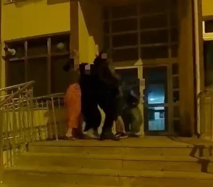 Binanın önündeki bıçaklı kavga ‘hesap’ yüzünden çıkmış