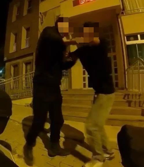 Binanın önündeki bıçaklı kavga ‘hesap’ yüzünden çıkmış
