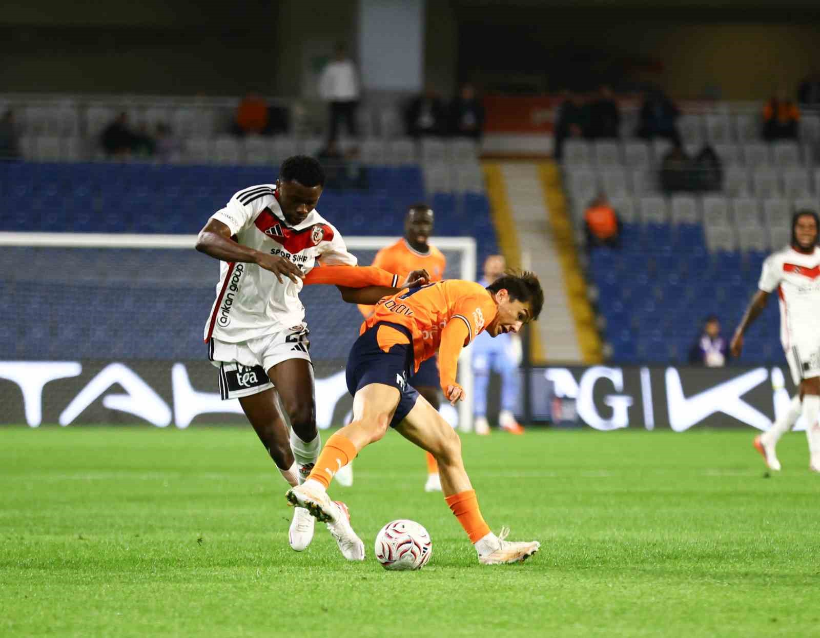 Trendyol Süper Lig: Başakşehir: 1 - Gaziantep FK: 0 (İlk yarı)