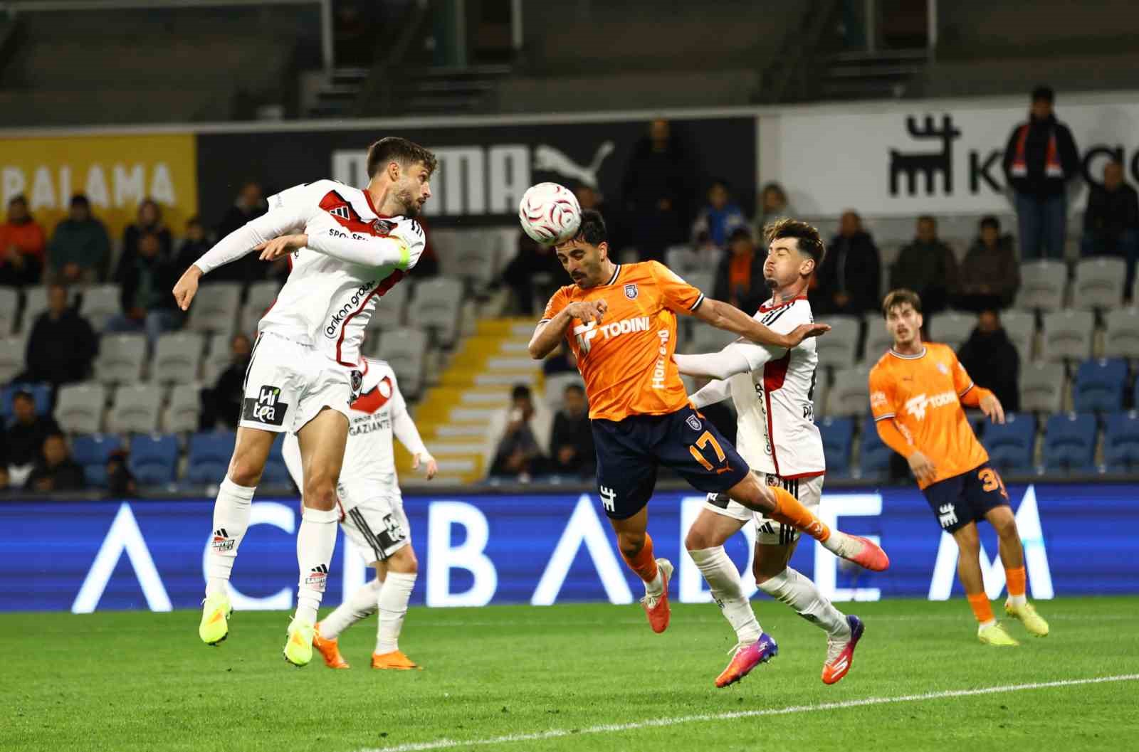 Trendyol Süper Lig: Başakşehir: 1 - Gaziantep FK: 0 (İlk yarı)