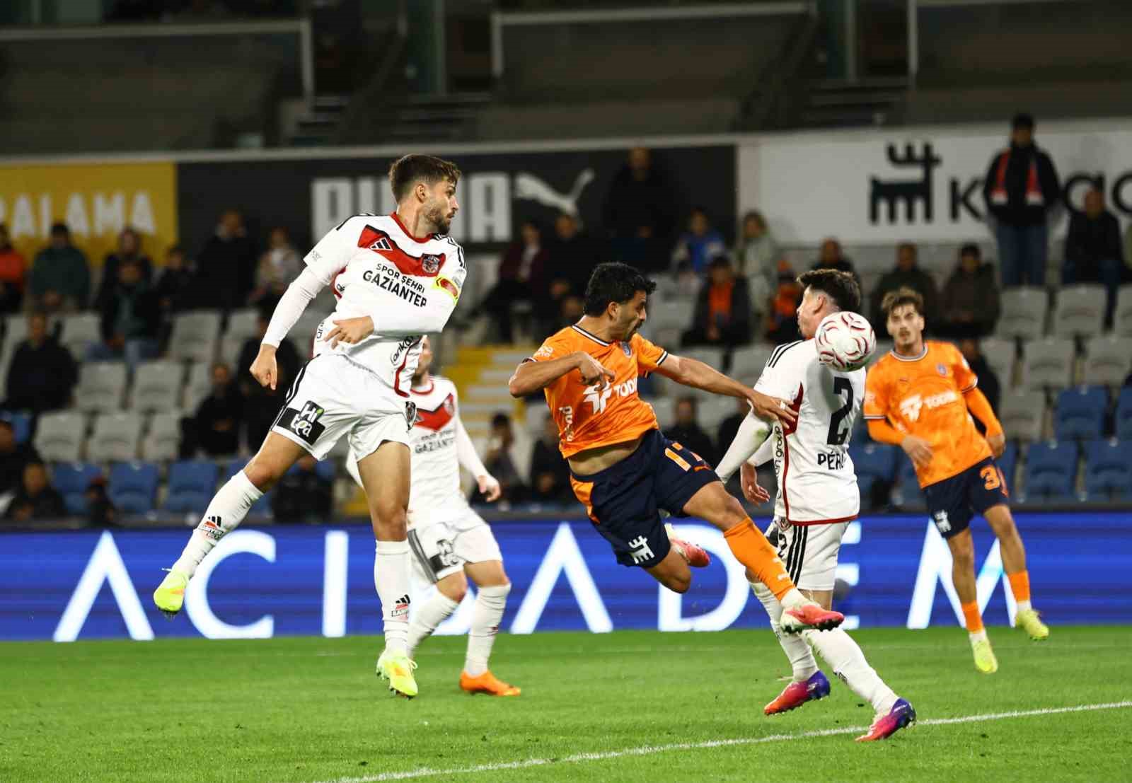 Trendyol Süper Lig: Başakşehir: 1 - Gaziantep FK: 0 (İlk yarı)
