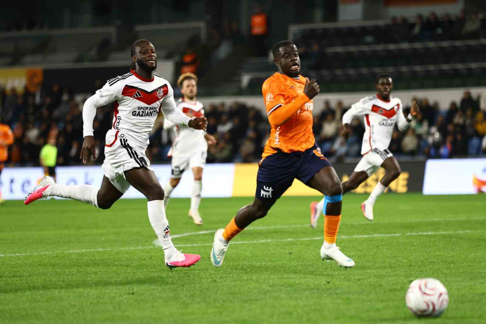 Trendyol Süper Lig: Başakşehir: 1 - Gaziantep FK: 0 (İlk yarı)